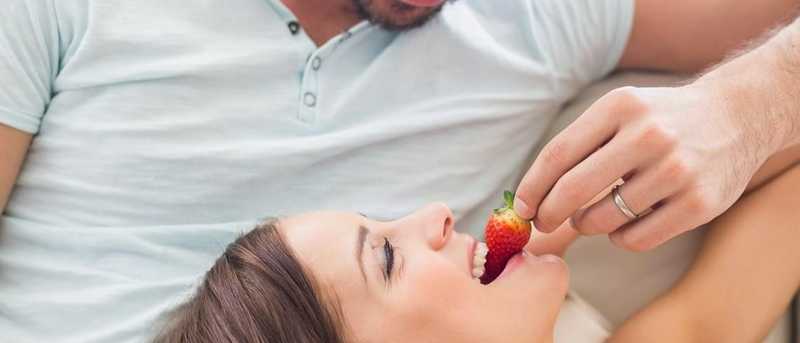 Cómo hacer sexo oral usando un condón con sabor a fresa